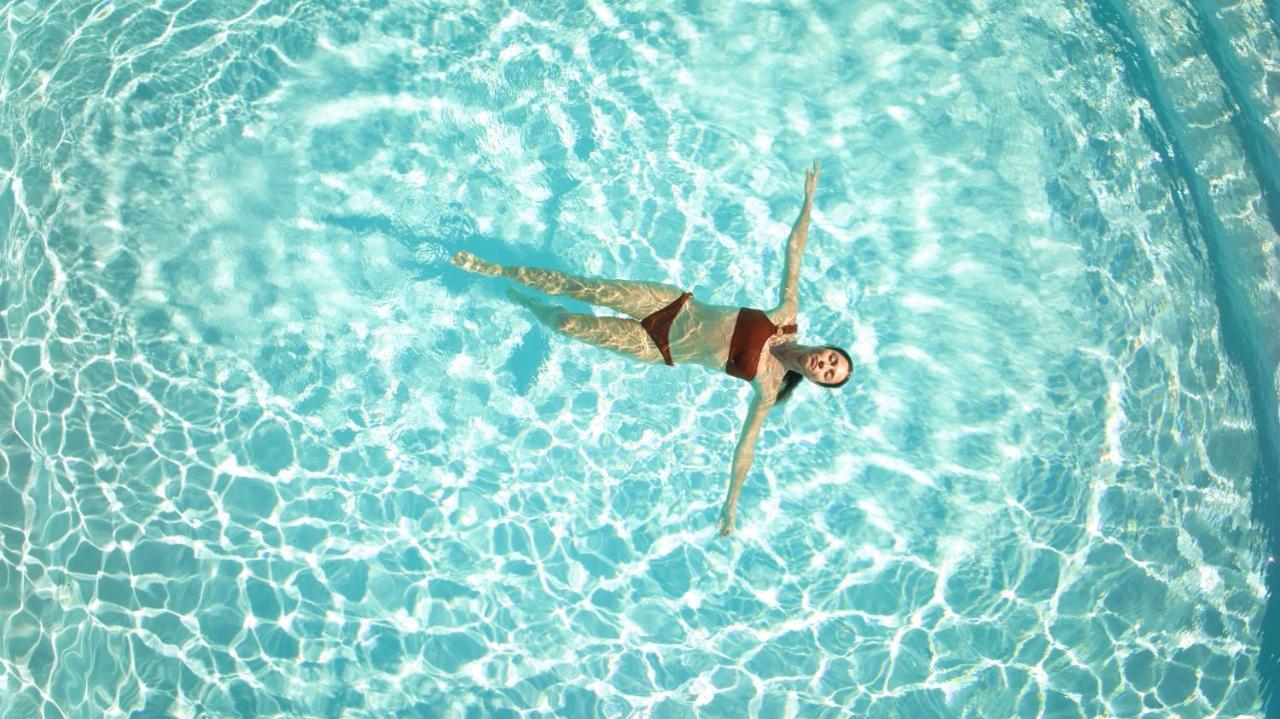 Secrets Lanzarote Resort & Spa - Adults Only Puerto Calero Luaran gambar A woman floating in a swimming pool