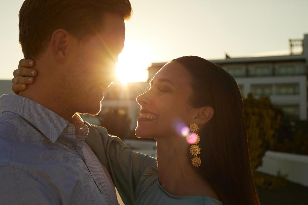 Secrets Lanzarote Resort & Spa - Adults Only Puerto Calero Luaran gambar A couple in love