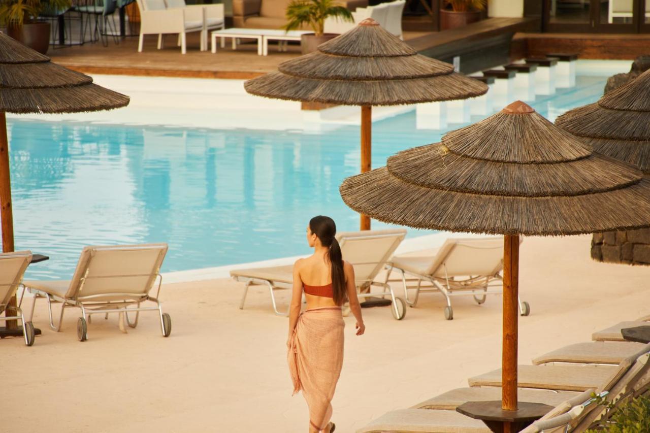 Secrets Lanzarote Resort & Spa - Adults Only Puerto Calero Luaran gambar A woman wearing a sarong