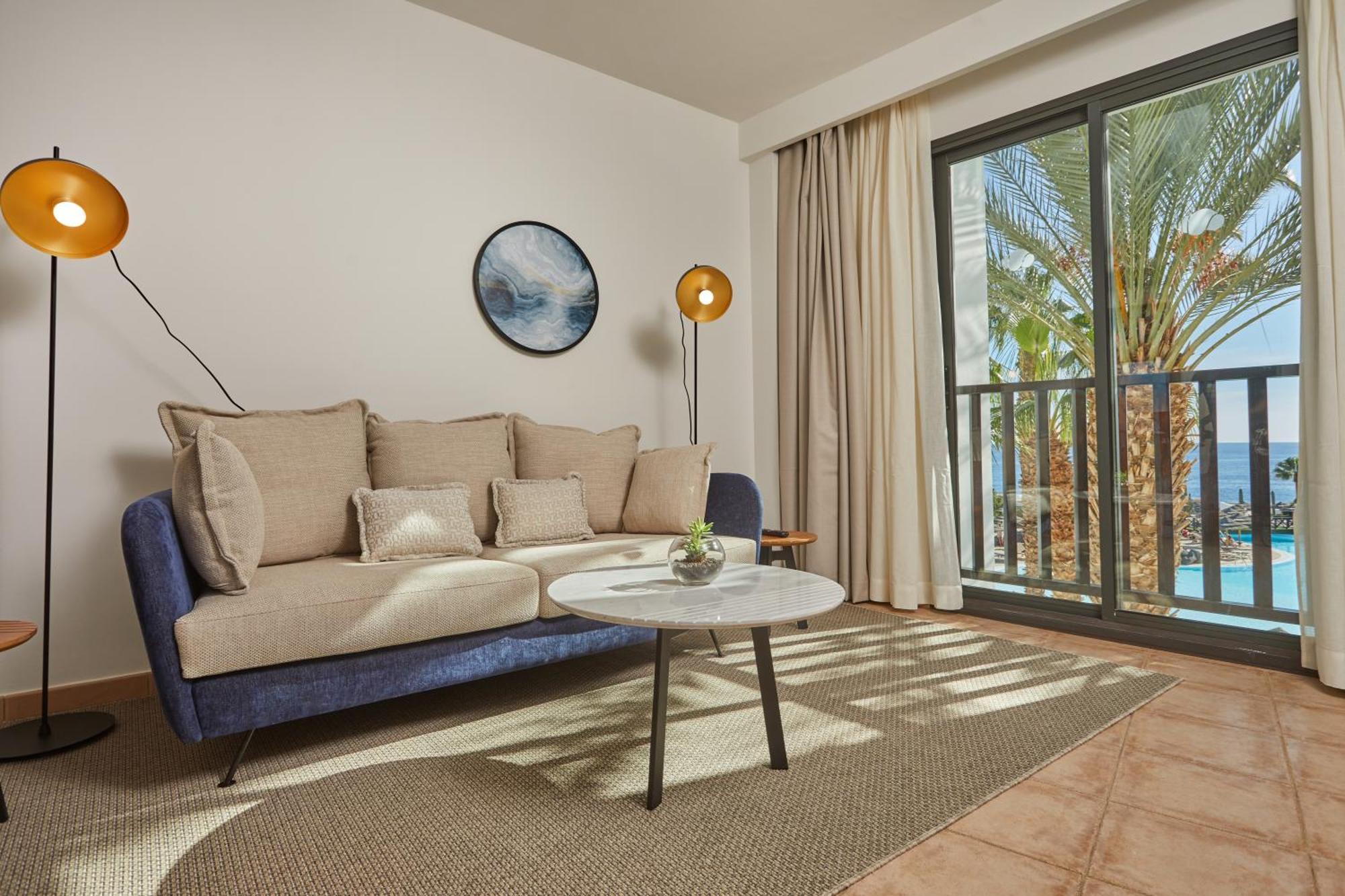Secrets Lanzarote Resort & Spa - Adults Only Puerto Calero Bilik gambar A living room at the hotel