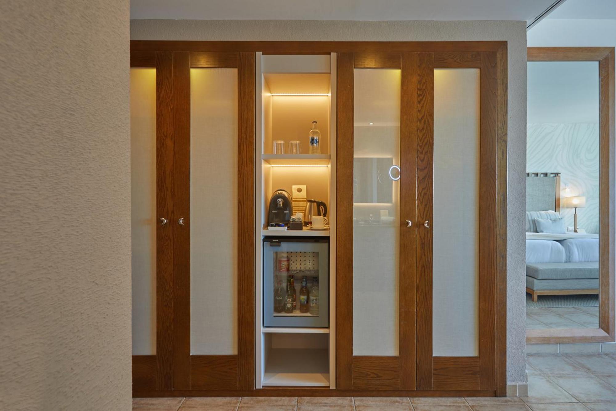 Secrets Lanzarote Resort & Spa - Adults Only Puerto Calero Bilik gambar A hotel room mini-bar